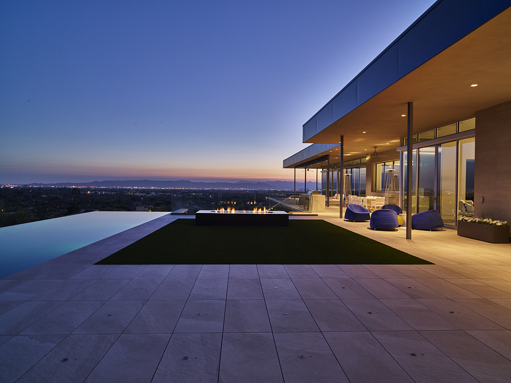 Exterior of a modern Paradise Valley, Arizona home with an infinity pool at dusk